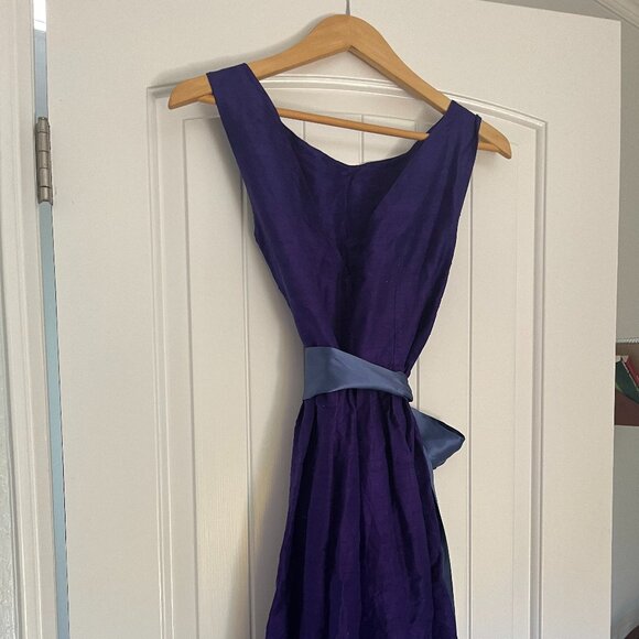 Classic party dress in gorgeous purple silk - Picture 3 of 5